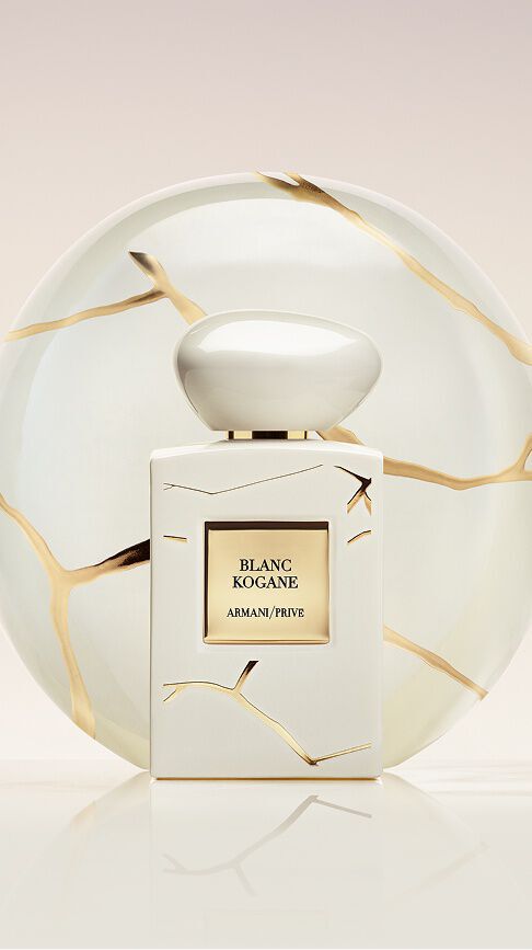 Armani/Prive Blanc Kogane: een zuiver witte flacon met gouden marmering, voor een Kintsugi porseleinen bord, als symbool voor serene vrouwelijkheid en de zonnige uitstraling van witte bloemen.