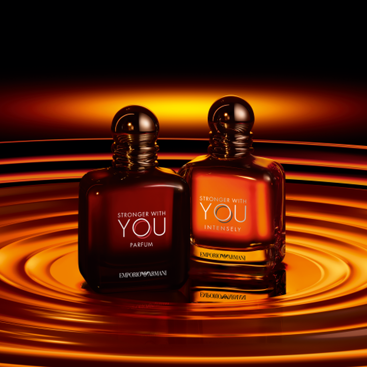 Emporio Armani Stronger With You Parfum en Stronger With You Intensely flacons, warme amberkleuren op achtergrond van kolkende gouden golven