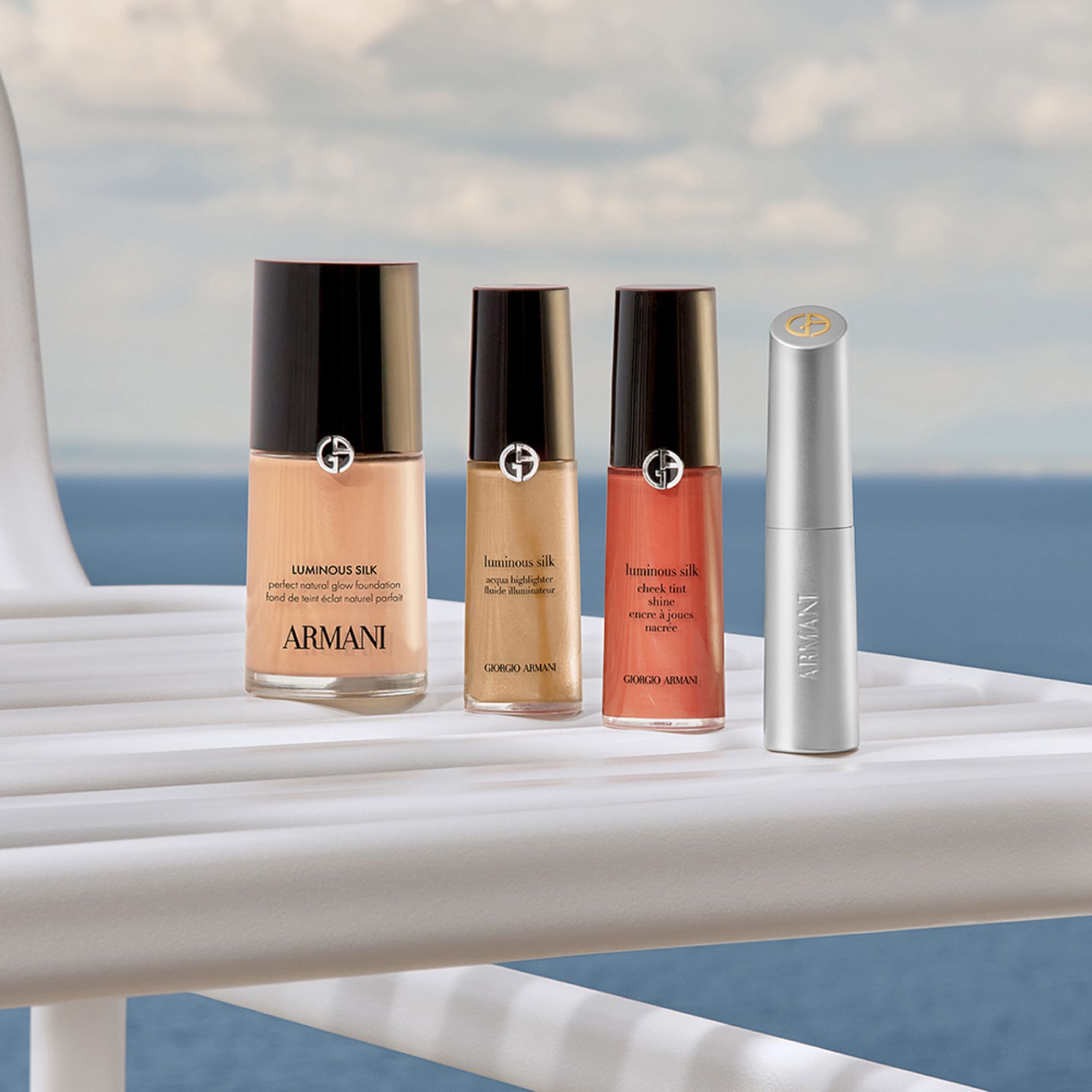 Een verfijnd schoonheidsritueel: Luminous Silk Foundation, Concealer, Cheek Tint en een zilveren lipstick. Op een jacht voor de zee beloven deze iconen een natuurlijke glow voor een luxueus uitje met tijdloze Armani-elegantie.