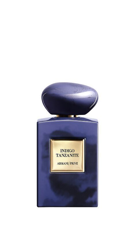 Armani/Prive Indigo Tanzanite: een gemarmerde indigoblauwe flacon die de mysterieuze gloed van de Afrikaanse nachthemel vangt, en de fluweelzachte diepte van patchouli en zeldzame edelstenen viert.