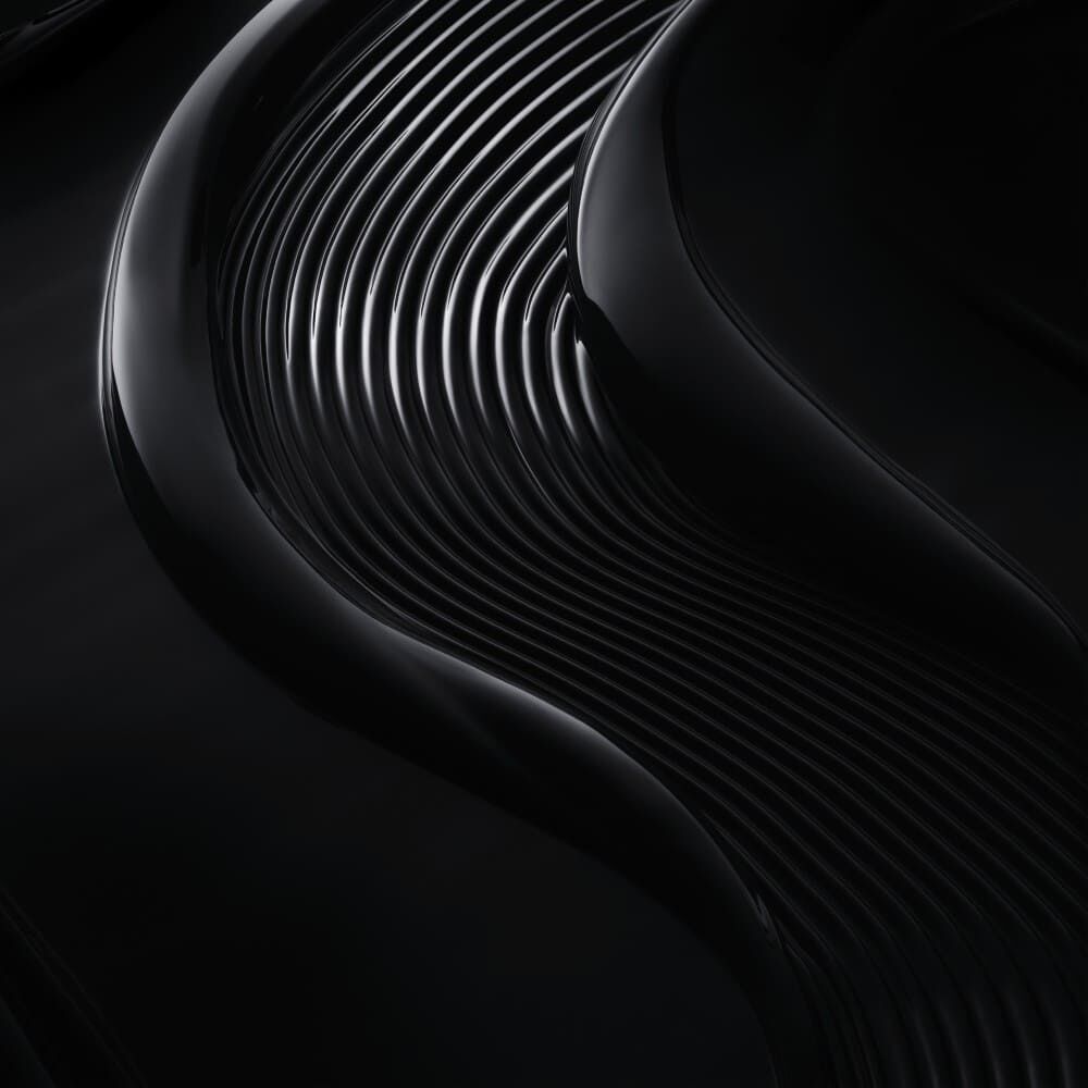 Abstracte zwarte golfvormen met glanzende ribbels, die diepte en textuur creeren in een minimalistisch ontwerp.