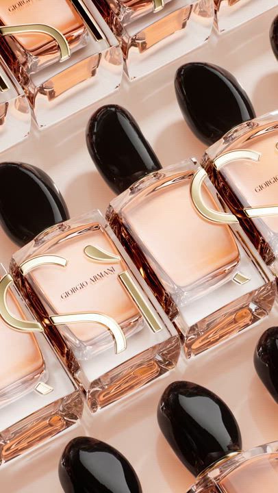 Veel SI PARFUM netjes gerangschikt.