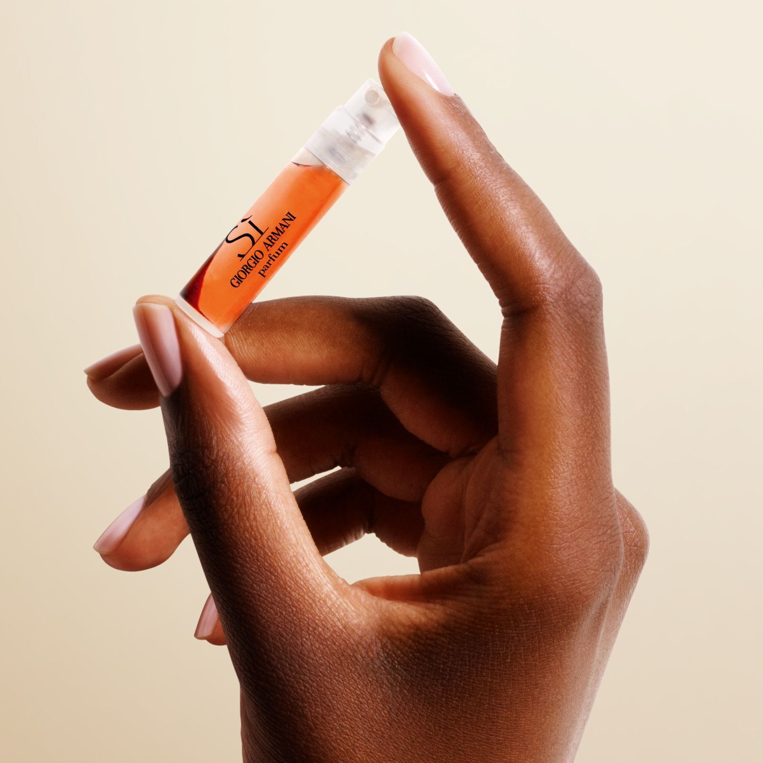 Een hand die een proefmonster van het Giorgio Armani Si-parfum vasthoudt.