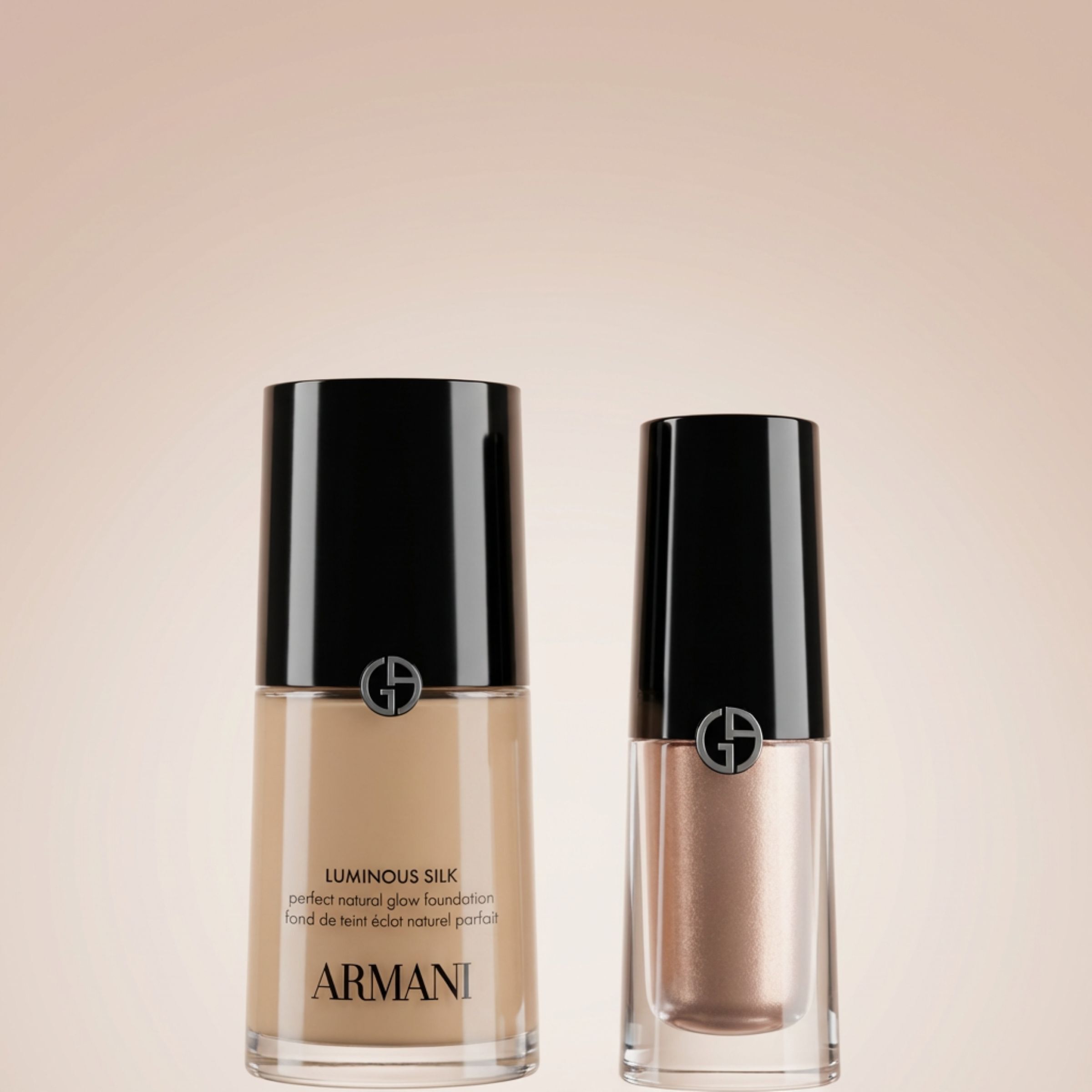 Een elegant duo van Armani-iconen: de Luminous Silk Foundation en een stralende Eye Tint. Tegen een zachte achtergrond belichamen ze de moeiteloze schoonheid en gewichtloze glow die de teint en blik van het Huis kenmerken.​
