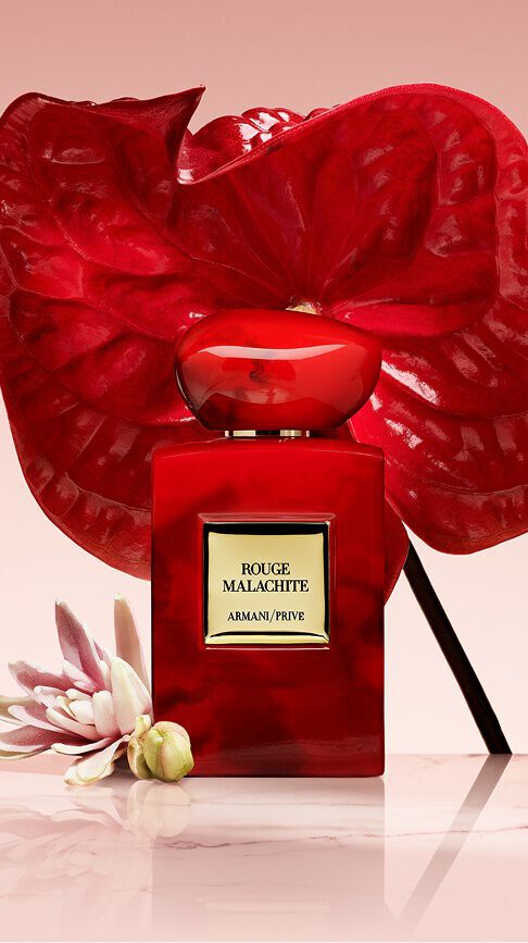 Armani/Prive Rouge Malachite: een gepassioneerde rode flacon met organische marmering, bekroond met een levendige anthuriumbloem, als symbool voor de vibrerende energie en vleselijke warmte van tuberoos.