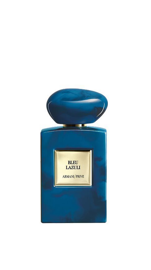BArmani/Prive Bleu Lazuli: een diep azuurblauwe flacon met romige marmering, die uitnodigt tot een spirituele reis naar het hart van India, tussen de zoetheid van honing en de adel van tabak en wierook.