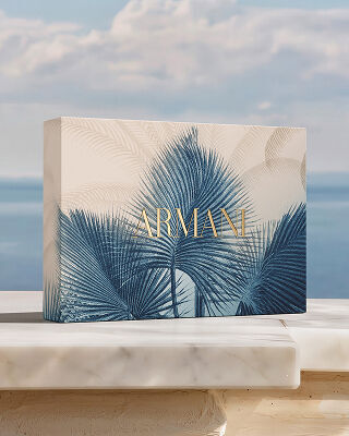 Een luxueuze Armani geschenkset met een blauw botanisch motief, op marmer voor de zee. Een eerbetoon aan de "Armani Mare"-collectie, een combinatie van couture-vakmanschap en zonnige elegantie.