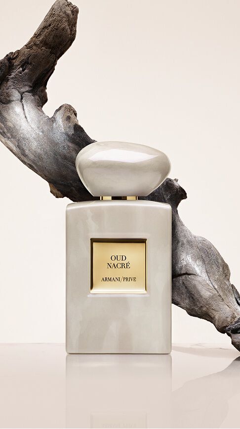 Armani/Prive Oud Nacre: een flacon met parelmoerachtige reflecties voor een stuk gedreven hout, die de tijdloze adel van oud-hout in een geur van absolute zuiverheid en elegantie vangt.