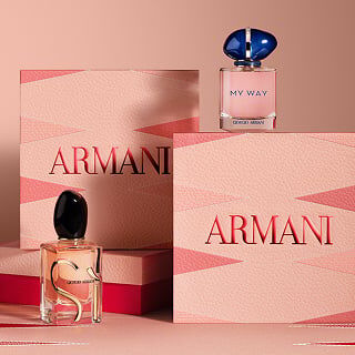 Flacons van Giorgio Armani Si- en My Way-parfums gepresenteerd met roze geschenkdozen van het merk.