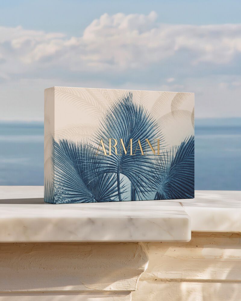 Een luxueuze Armani geschenkset met een blauw botanisch motief, op marmer voor de zee. Een eerbetoon aan de "Armani Mare"-collectie, een combinatie van couture-vakmanschap en zonnige elegantie.