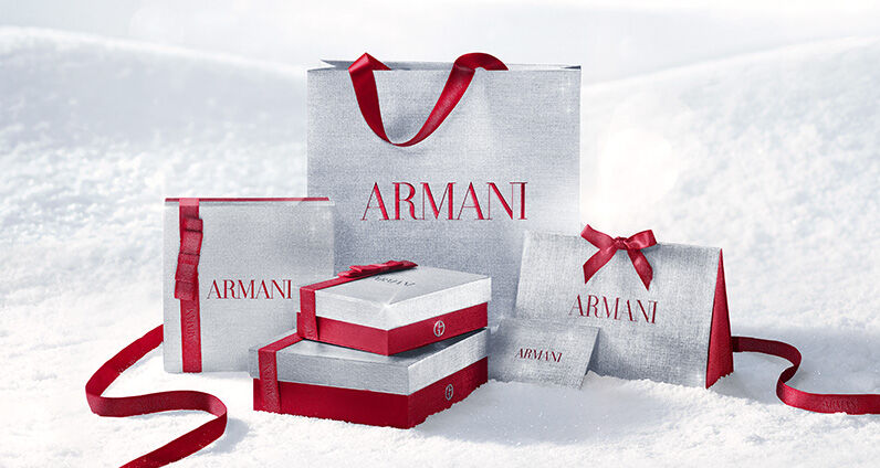 Giorgio Armani "Si" en "My Way" parfumflacons gepresenteerd met decoratieve Armani geschenkdozen.