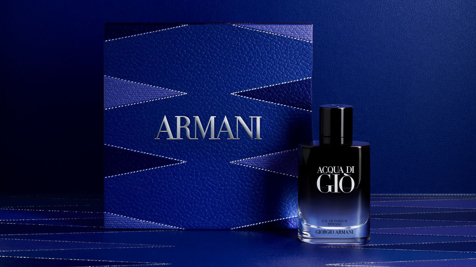 Giorgio Armani "Acqua di Gio" parfumflacon met een getextureerde blauwe Armani geschenkdoos.