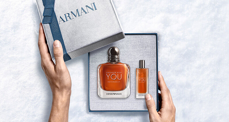 Giorgio Armani "Acqua di Gio" parfumflacon met een getextureerde blauwe Armani geschenkdoos.