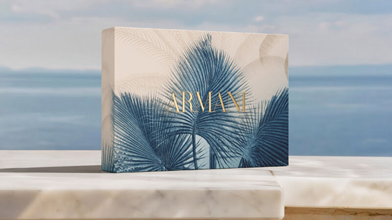 Giorgio Armani "Si" en "My Way" parfumflacons gepresenteerd met decoratieve Armani geschenkdozen.