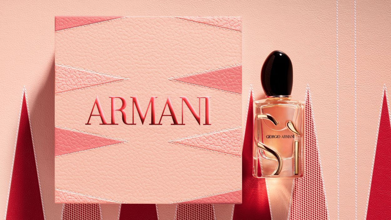 Giorgio Armani "Si" parfumflacon naast een grote, getextureerde roze Armani geschenkdoos.