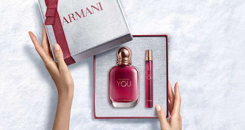 Giorgio Armani "Si" parfumflacon naast een grote, getextureerde roze Armani geschenkdoos.