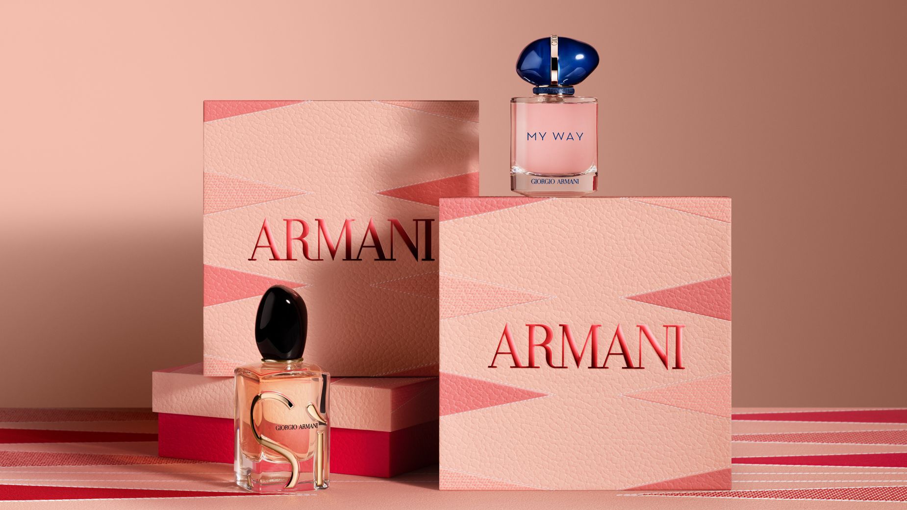 Giorgio Armani "Si" en "My Way" parfumflacons gepresenteerd met decoratieve Armani geschenkdozen.