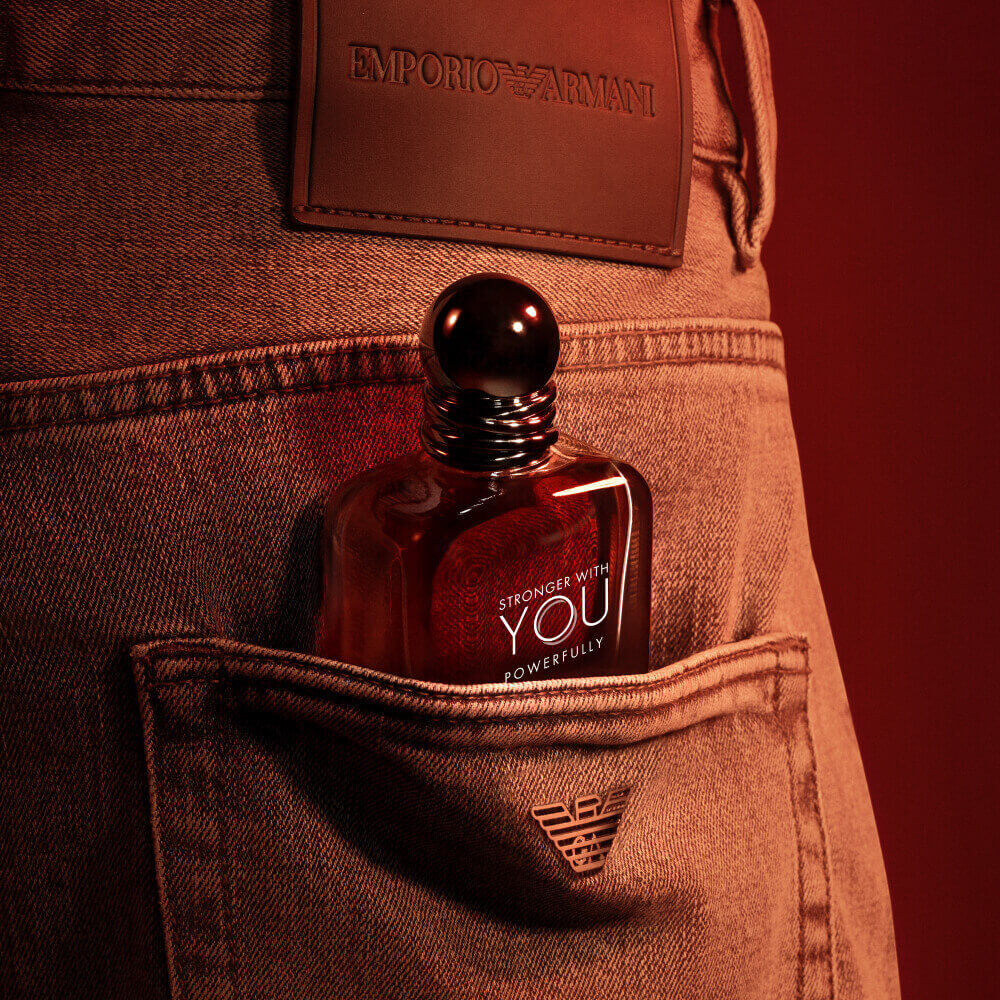 Armani parfumfles stijlvol weggestopt in een denimzak.