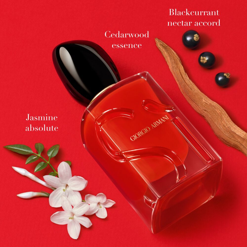 Si Passione Eau de Parfum van Giorgio Armani, robijnrode fles omringd door absolute jasmijn, cederhoutessence en zwartbessennectar op een gedurfde