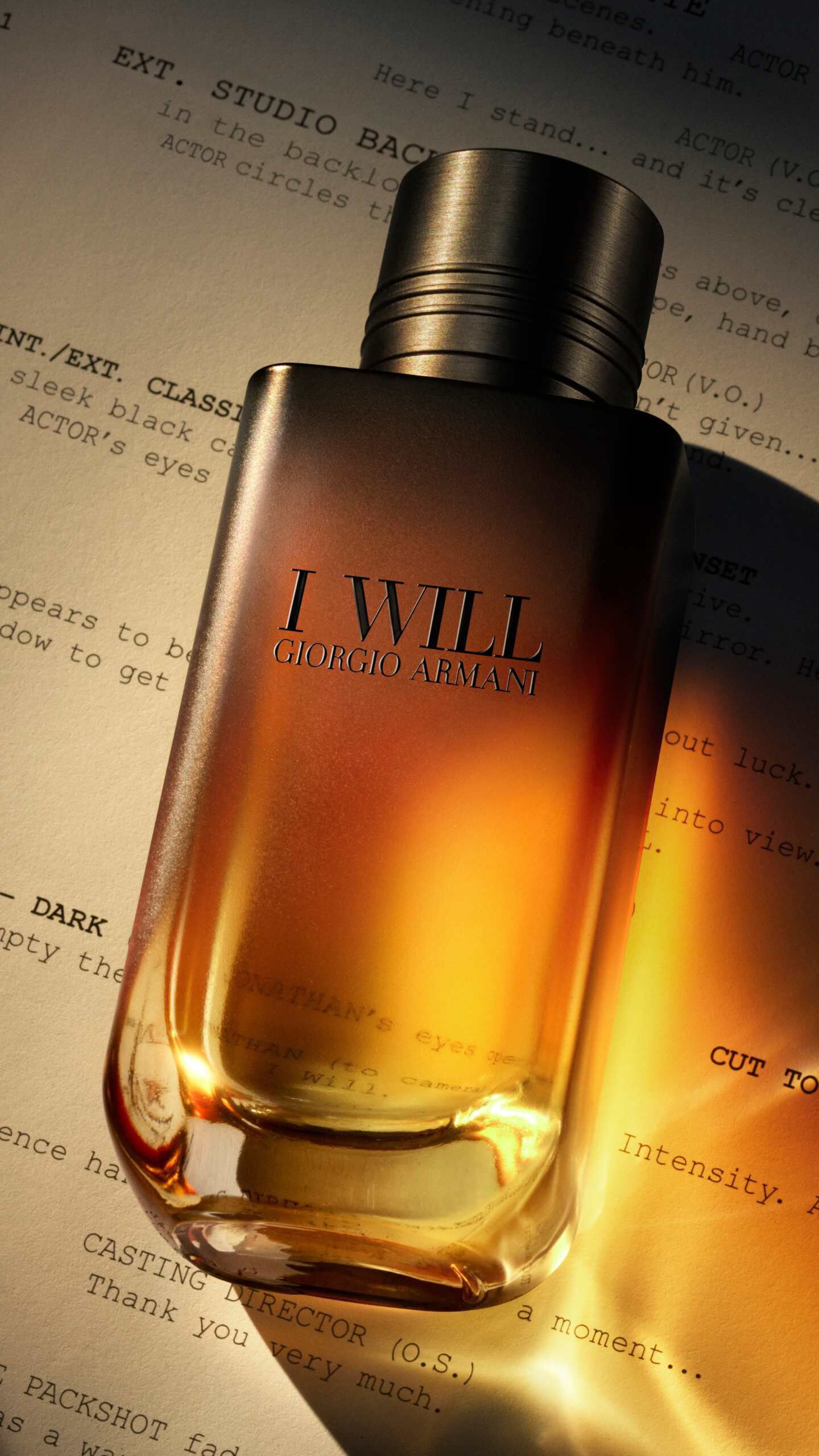 Giorgio Armani I WILL Eau de Parfum-flacon geplaatst op een scriptpagina. Een warme, filmische geurcompositie.