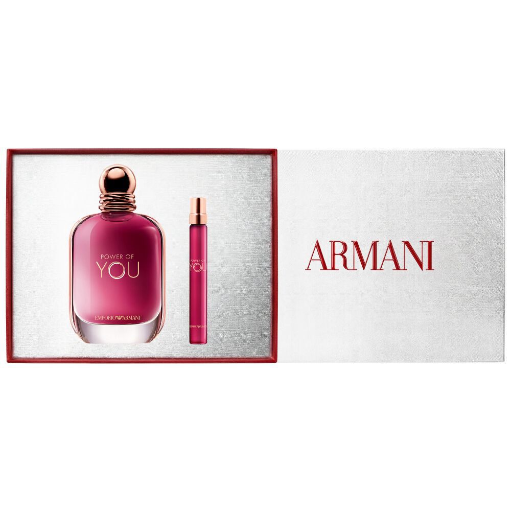 Power of You Eau de Parfum 90 ml en 10 ml in kenmerkende robijnen flessen naast een witte Armani cadeaudoos — een bloemenparfum cadeauset voor vrouwen.