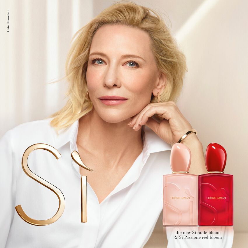 Portret van Cate Blanchett met Giorgio Armani Si Nude Bloom en Si Passione Red Bloom flessen.