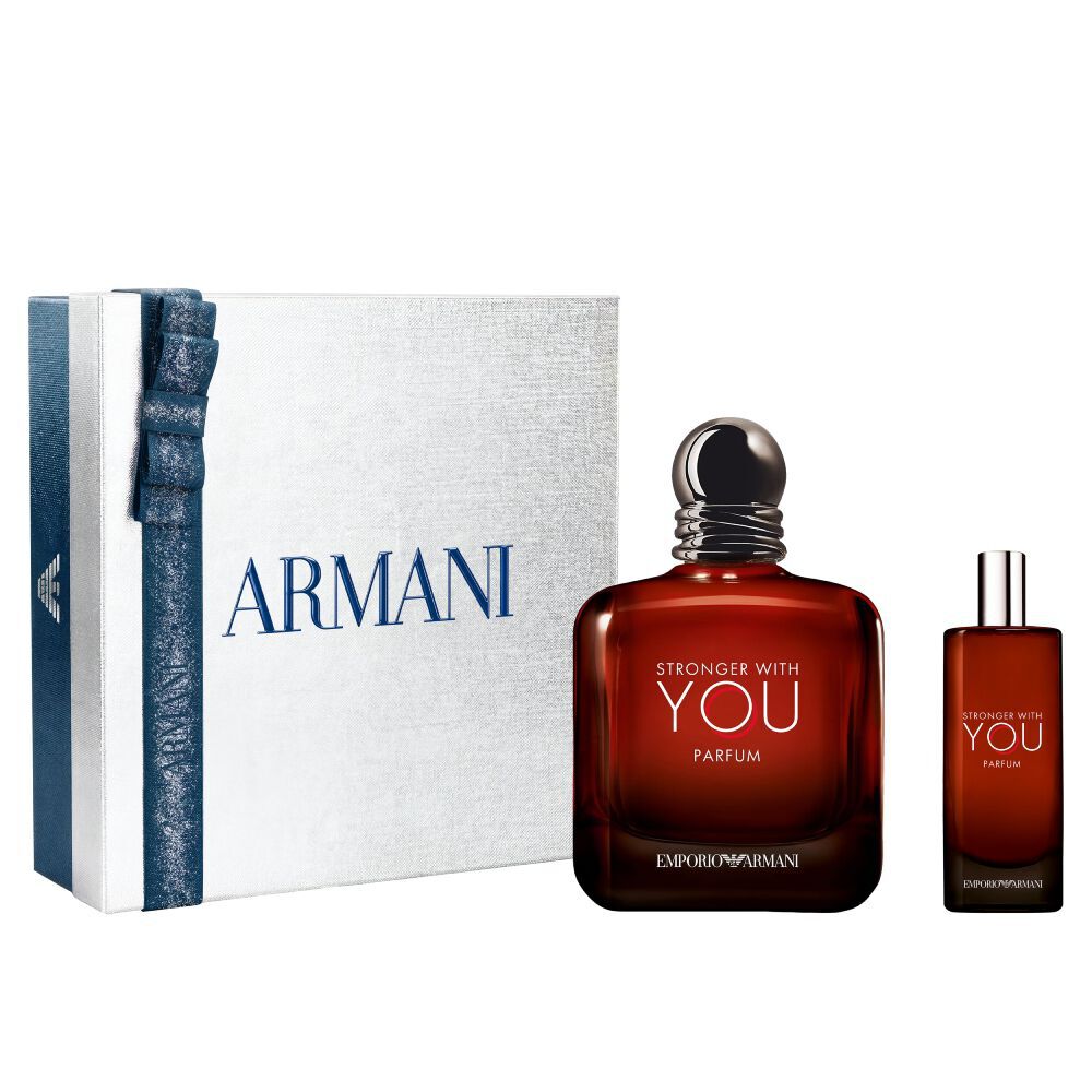 Emporio Armani Stronger With You Parfum cadeauset — 100ml dieprode fles en een reisformaat spray naast de grijze Armani cadeaudoos met witte achtergrond.