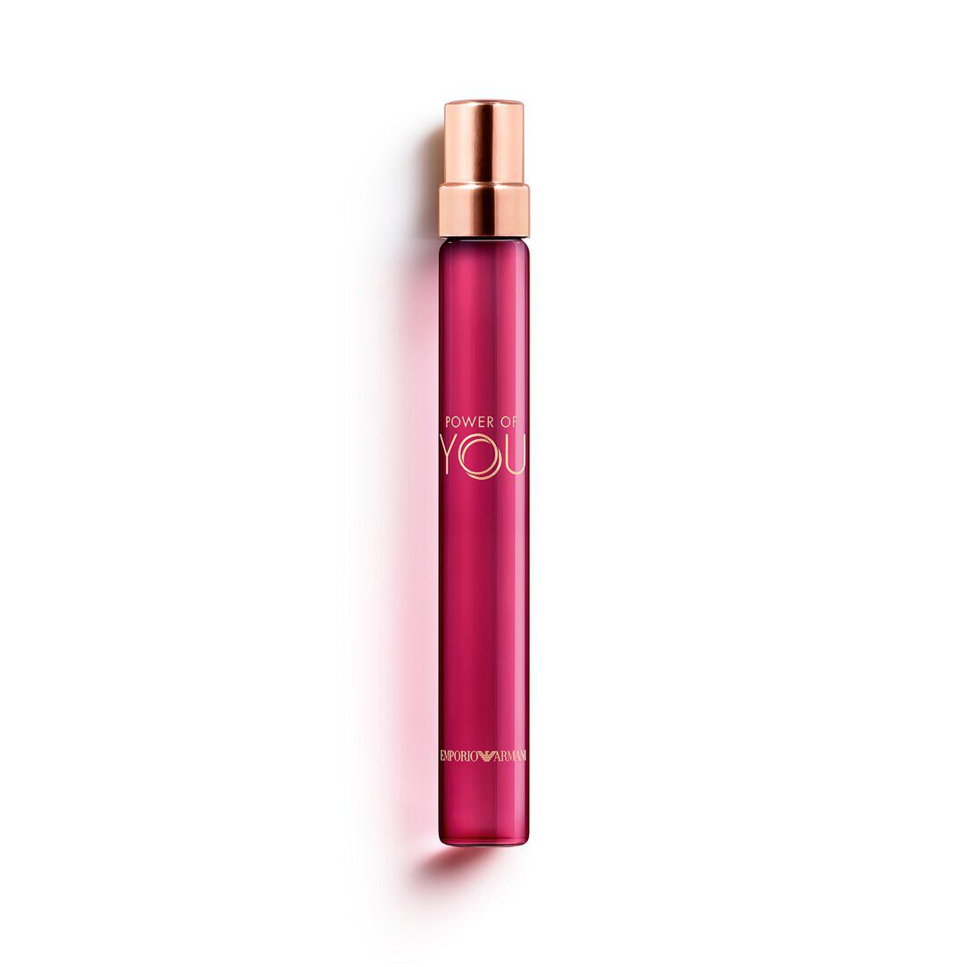 ARMANI POWER OF YOU parfumflesje, met een stralende robijnrode vloeistof en een strak ontwerp met gouden accenten.