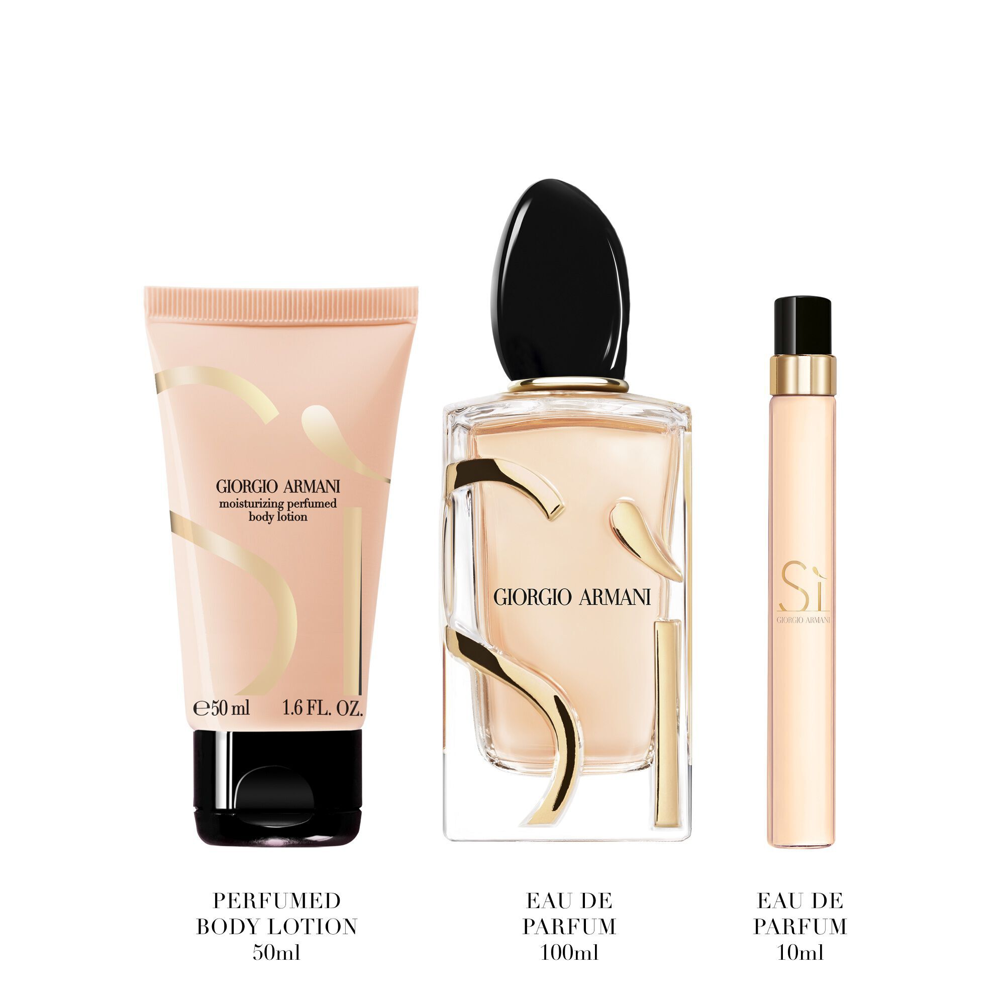 Si Eau de Parfum 100 ml, reismaat 10 ml en 50 ml geparfumeerde bodylotion kenmerkende goudkleurige flessen rechtop staande — Giorgio Armani dames bloemengeur-cadeauset met witte achtergrond.