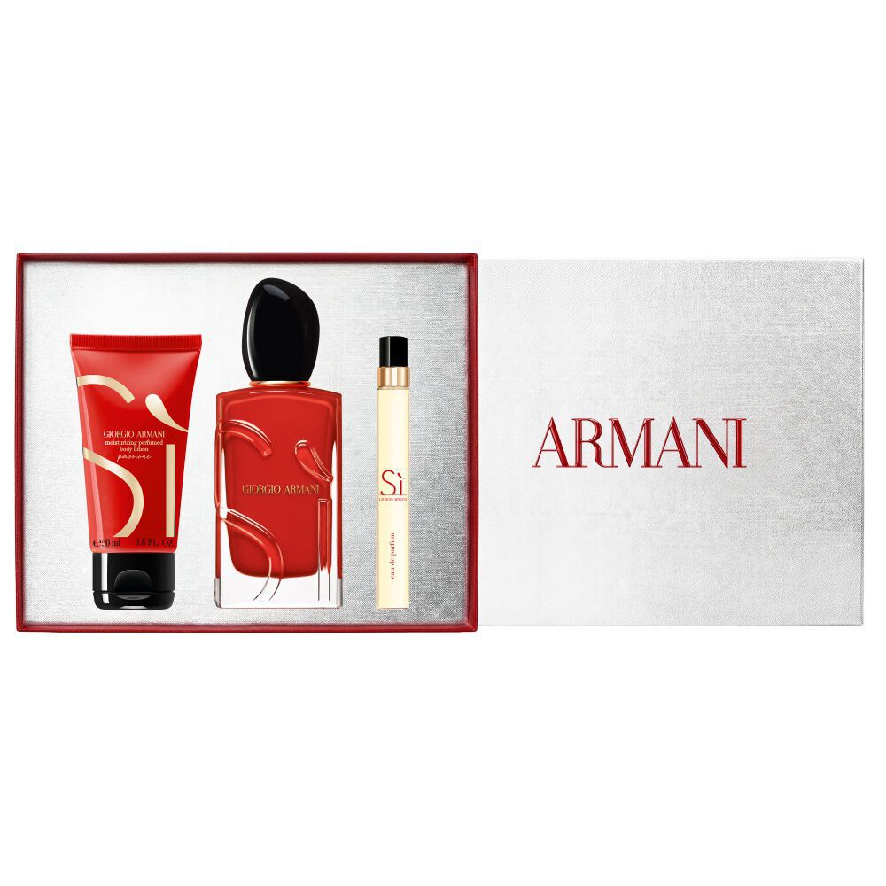 Si Passione Eau de Parfum 100ml, 10ml reismaat en 50ml geparfumeerde bodylotion samen met een open witte Armani cadeaudoos met rood lint — dames bloemengeurset met witte achtergrond.