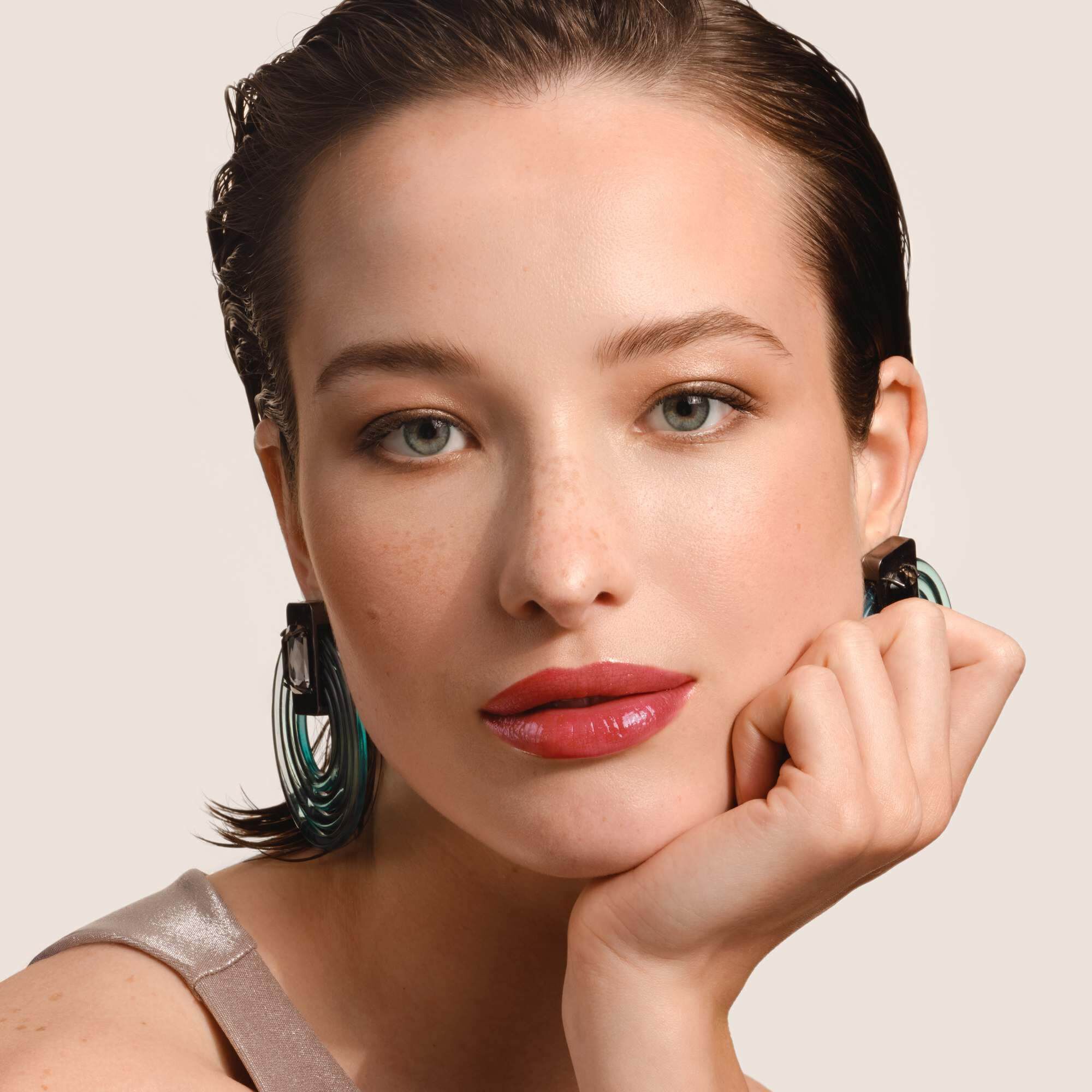 Armani Prisma Flash lippenstiftapplicatie, waarmee de stralende afwerking en elegante verpakking van het product worden benadrukt