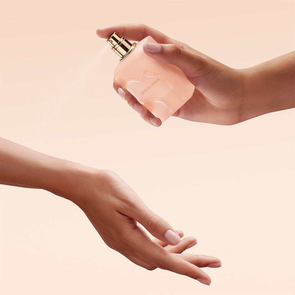 Met de hand Giorgio Armani Si Nude Bloom parfum op de pols spuiten.