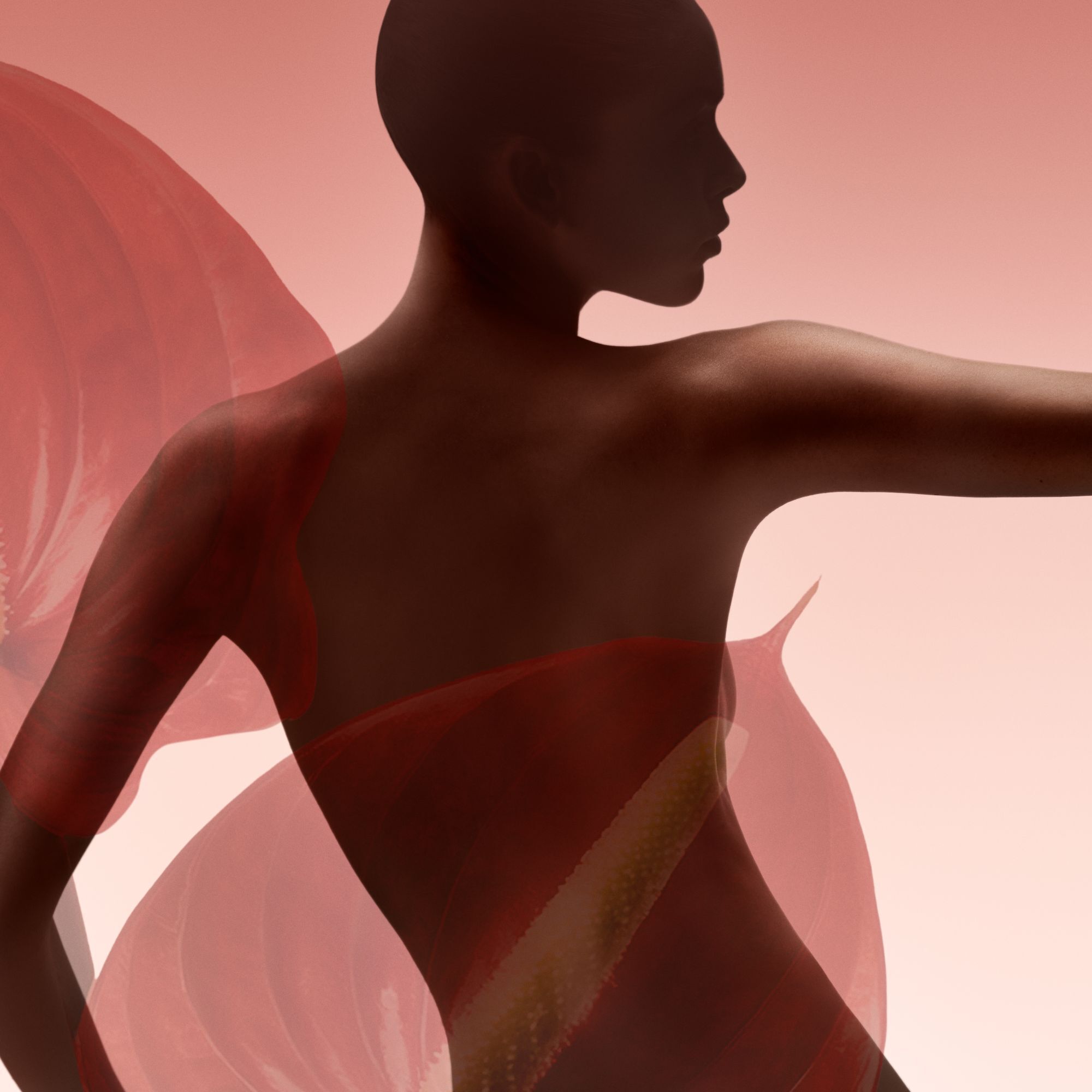 Armani/Prive Rouge Malachite: gracieuze silhouet met gelaagde texturen, die de sensualiteit en moderne verfijning van de geur belichaamt.