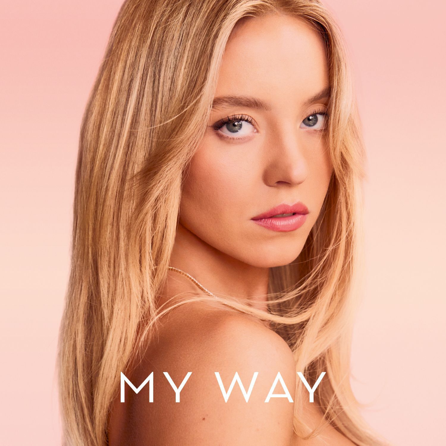 Sydney Sweeny poseert tegen een roze achtergrond, met het Armani My Way-logo naast haar.