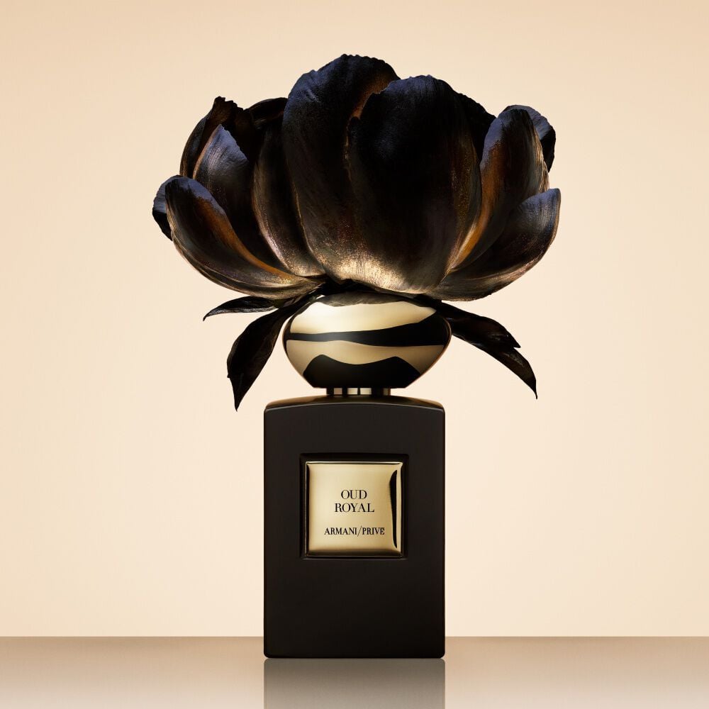 Armani/Prive Oud Royal: parfumfles met een opvallende, metallic bloem.
