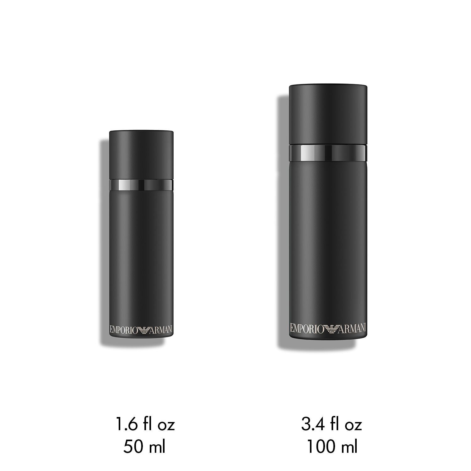 Twee matzwarte cilindervormige flessen van Emporio Armani "He" geur, een 50 ml en een 100 ml, worden samen op een witte achtergrond getoond.