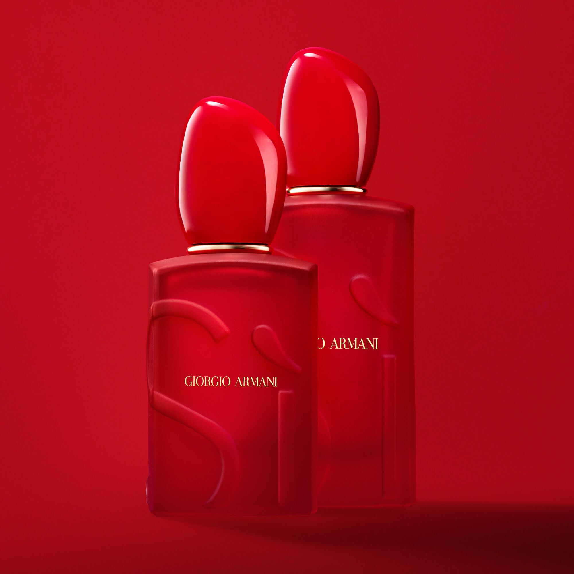 Twee flessen Giorgio Armani Si passione Red Bloom in twee maten, 50ml en 100ml.