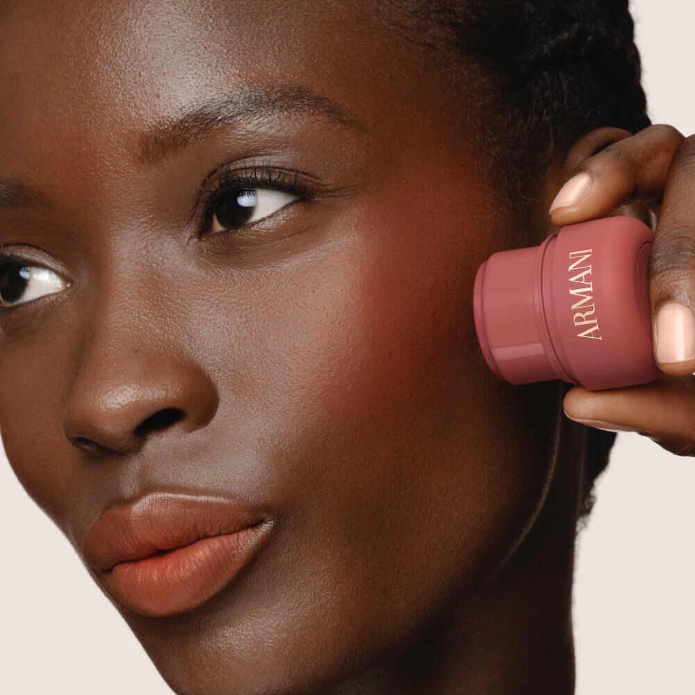 Model brengt ARMANI Beauty Dolci Blush roze wangtint aan op de lippen
