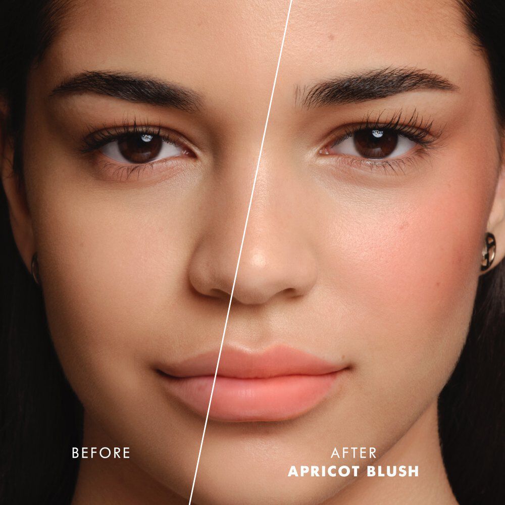 Model brengt ARMANI Beauty Dolci Blush roze wangtint aan op de lippen