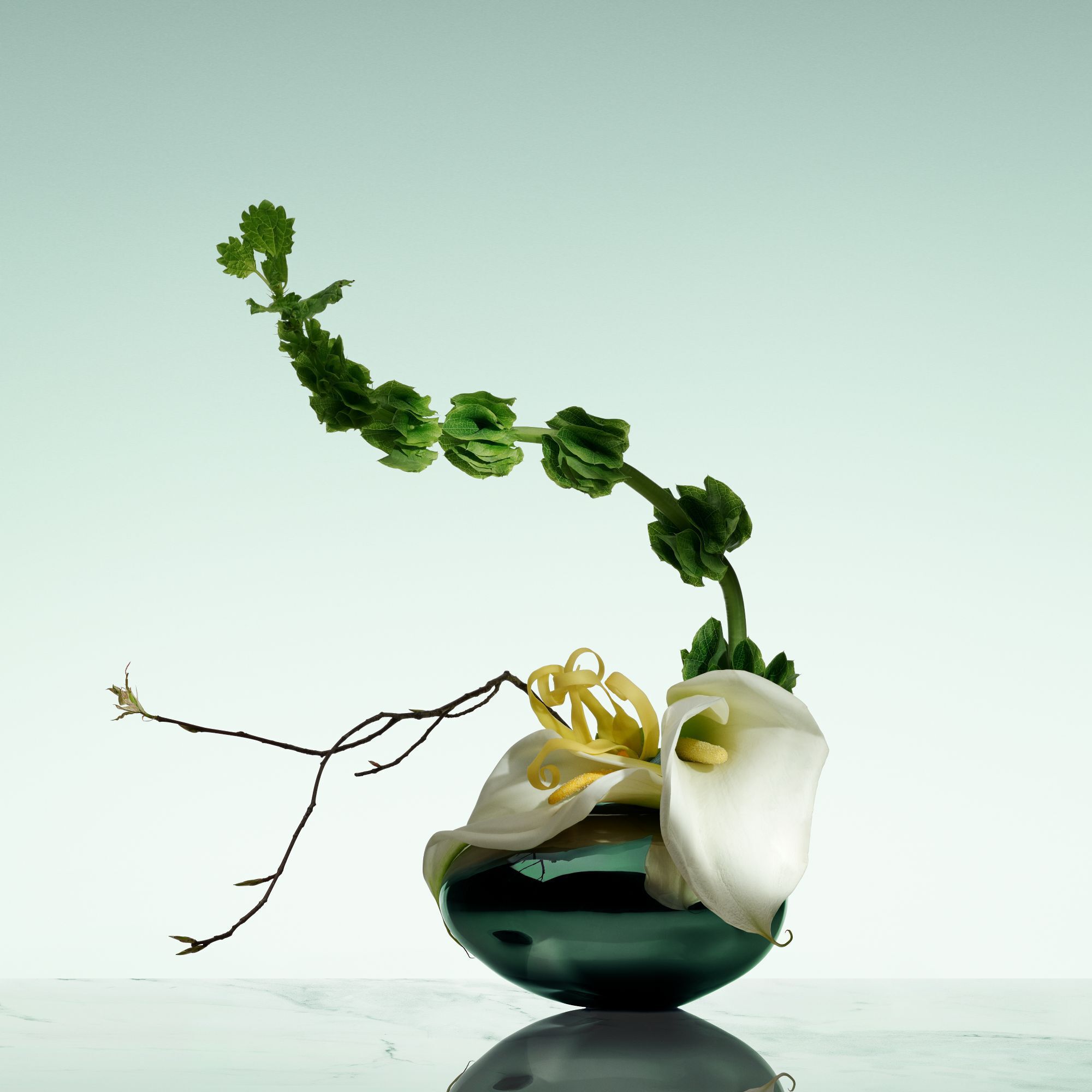 Armani/Prive Vert Malachite: artistieke ikebana-arrangement met calla-lelie en groene accenten, die het vakmanschap van hoog niveau weerspiegelen.