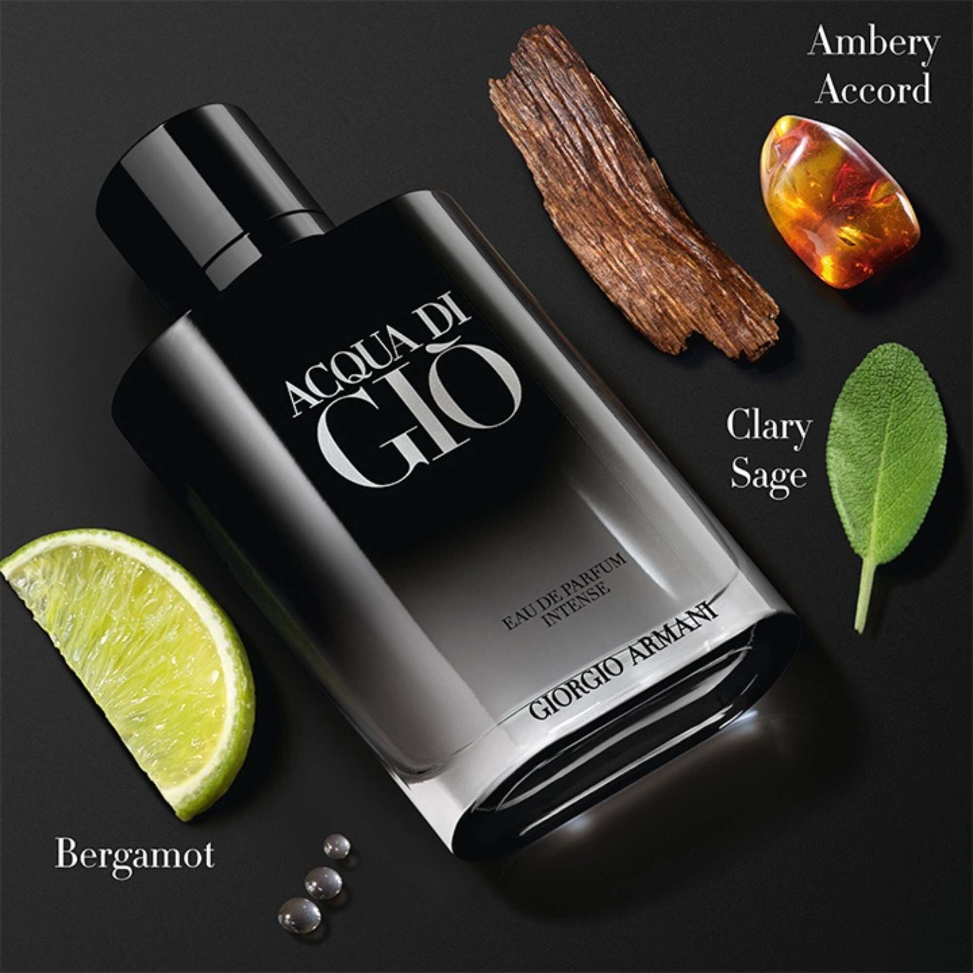 Giorgio Armani Acqua Di Gio Eau de Parfum Intense fles met bergamot, amberkleurige akkoord en clarysalie. Een duistere compositie.
