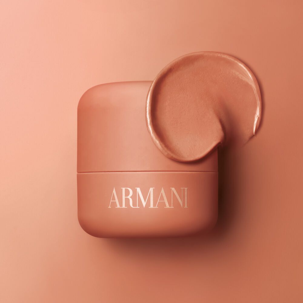 Roze ARMANI Beauty dolci blush wangtint textuur op een roze achtergrond
