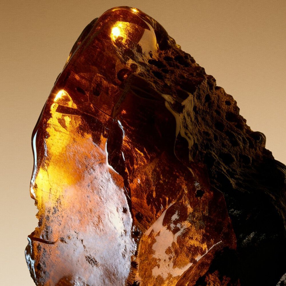 Gouden amberhars geinspireerd door het diepe spoor van Cuir Dore.