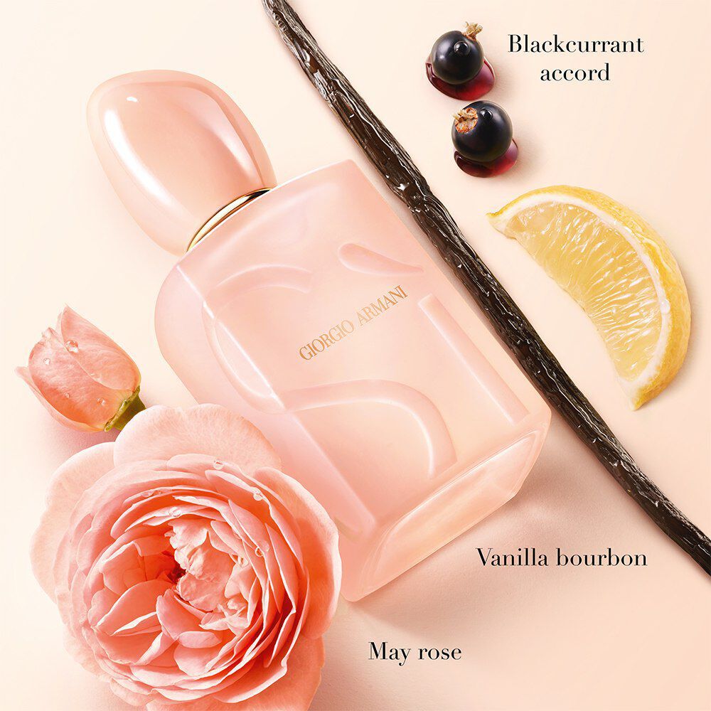 Giorgio Armani Si Nude Bloom fles met roos, vanillestok, bessen en citrus.