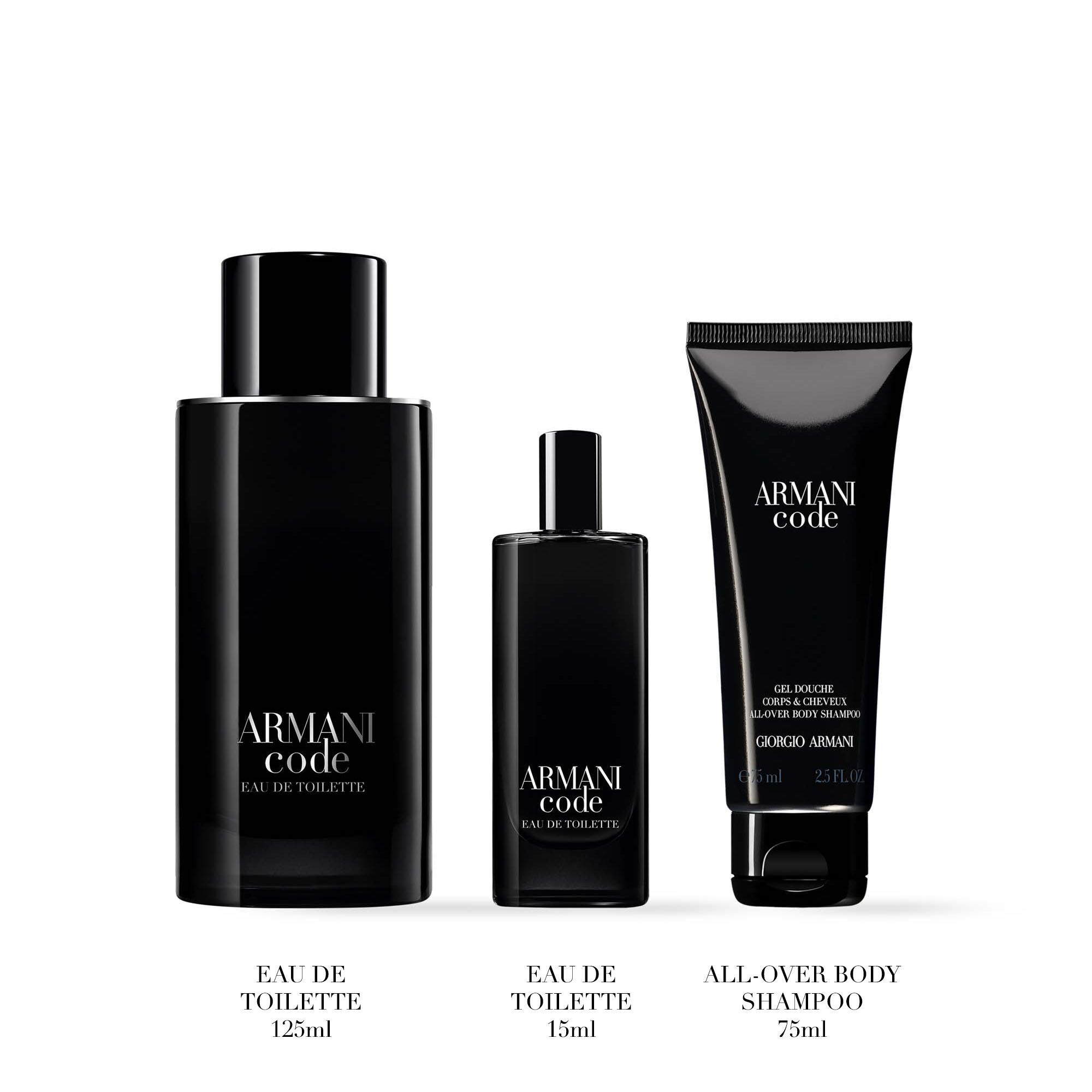 Drie Armani Code producten zijn naast elkaar geplaatst tegen een witte achtergrond. Van links naar rechts: een grote zwarte fles met het label “Eau de Toilette 125ml”, een kleinere bijpassende fles met het label “Eau de Toilette 15ml” en een zwarte tube met het label “All-Over Body Shampoo 75ml”.