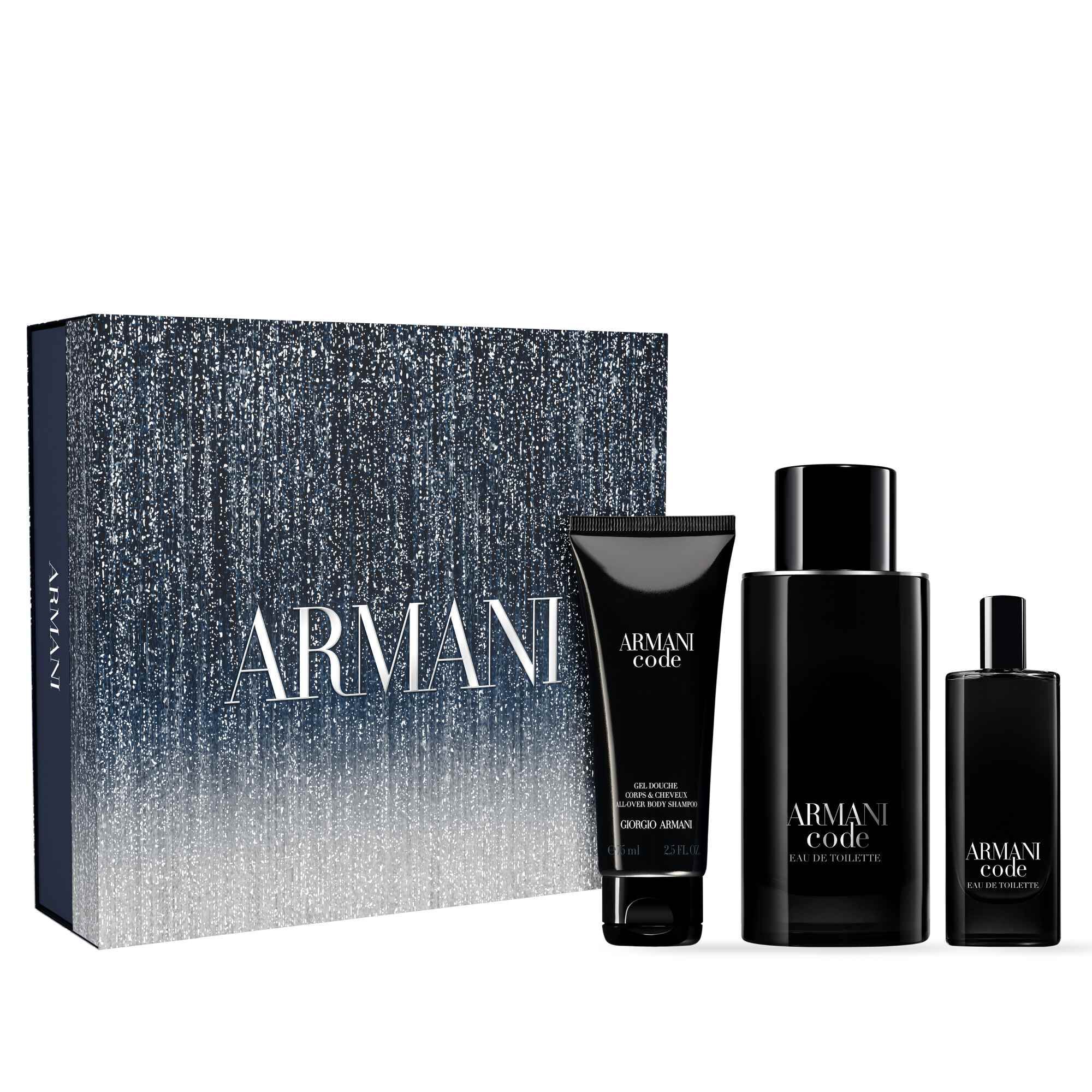 Een ingepakt Armani Code cadeaupakket wordt getoond, met een stijlvolle, donkerblauwe doos met een kleurverloop en het Armani-logo. Voor de doos staan drie producten: een tube bodygel, een grote fles Eau de Toilette en een kleinere reisformaat Eau de Toilette, allemaal in een strakke zwarte verpakking.