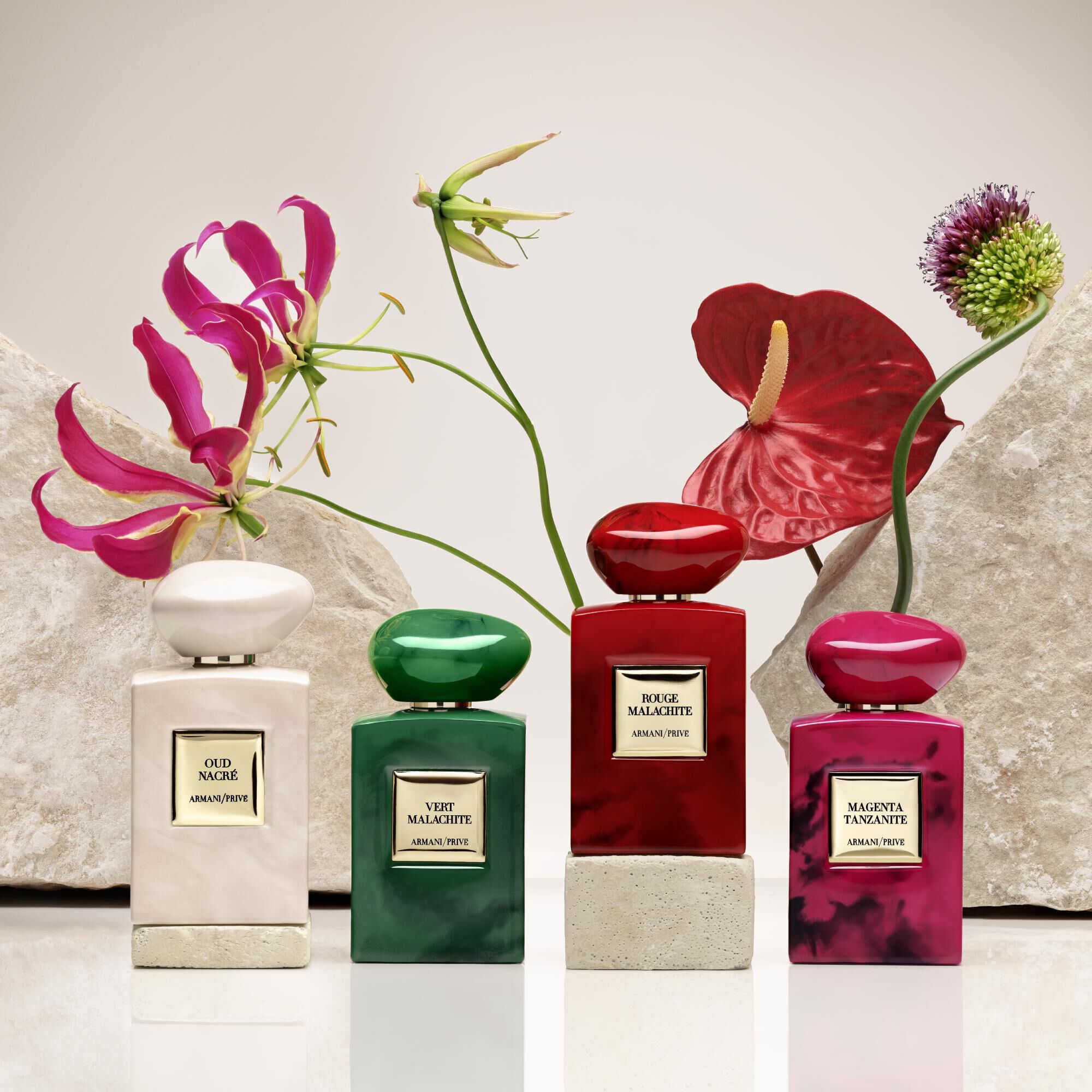 Armani/Prive Les Terres Precieuses collectie: familie van parfumflessen met levendige bloemen, die de luxueuze diversiteit en kunstzinnigheid van de lijn vieren.