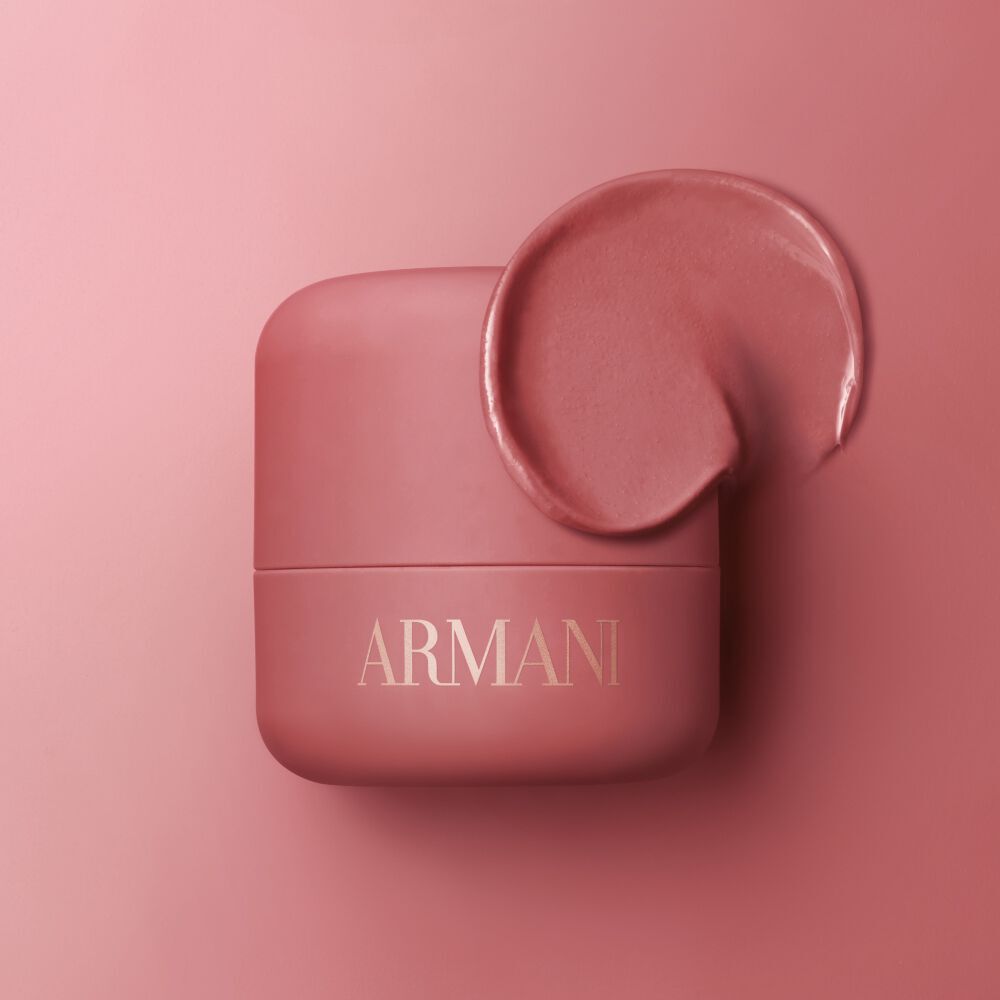 Roze ARMANI Beauty dolci blush wangtint textuur op een roze achtergrond