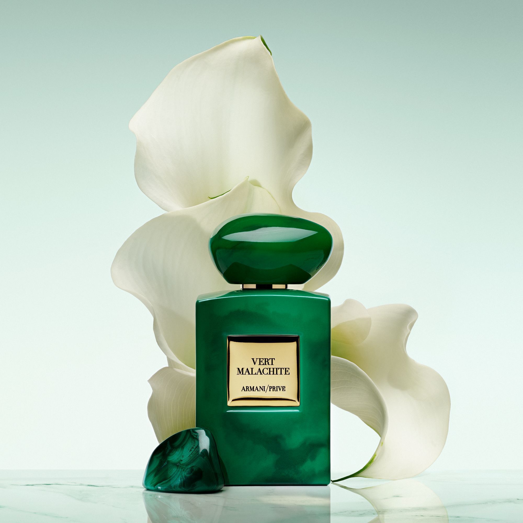 Armani/Prive Vert Malachite: parfumfles gestyled met een witte calla-lelie, die een verfijnde bloemige frisheid uitstraalt.