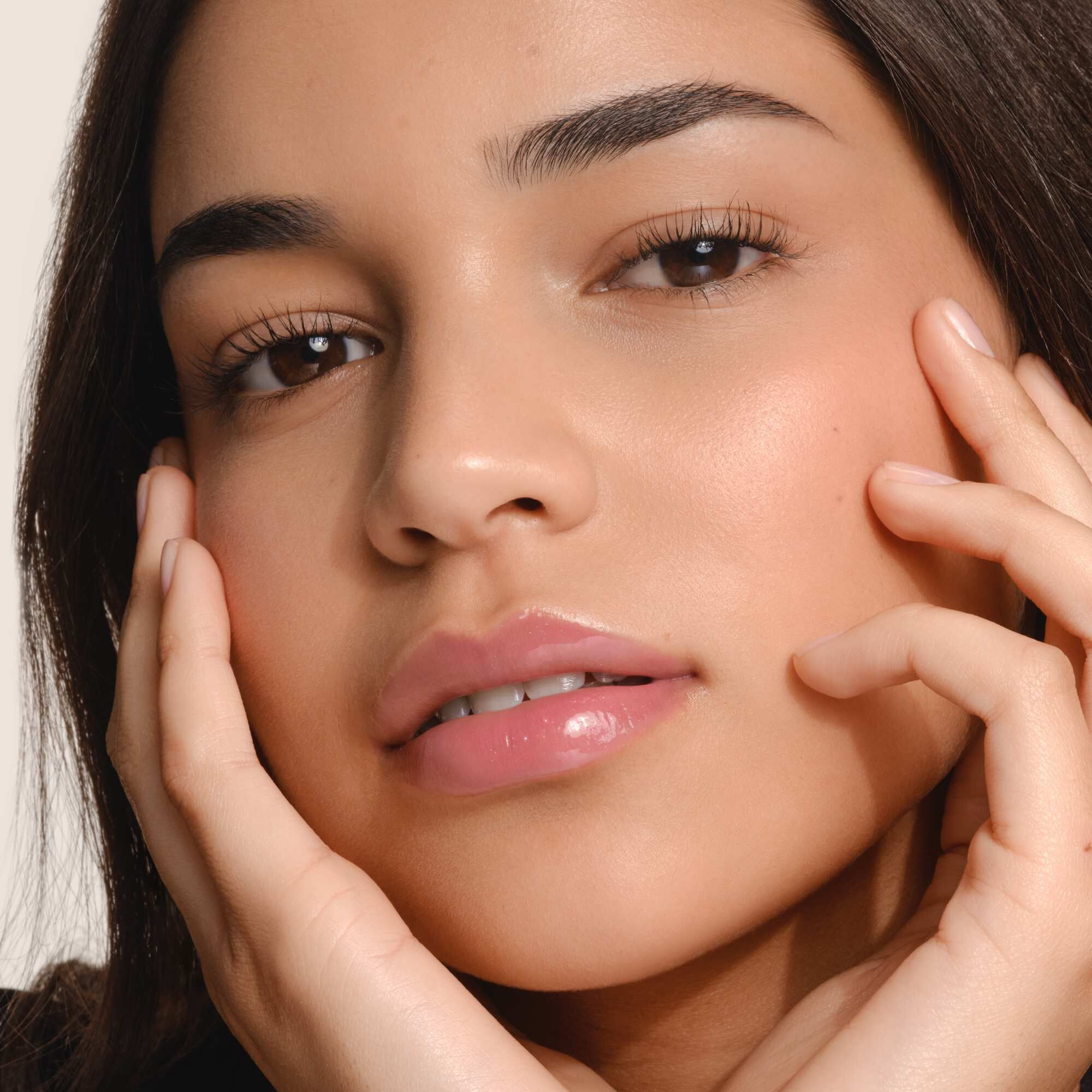 Armani Prisma Flash lippenstiftapplicatie, waarmee de stralende afwerking en elegante verpakking van het product worden benadrukt